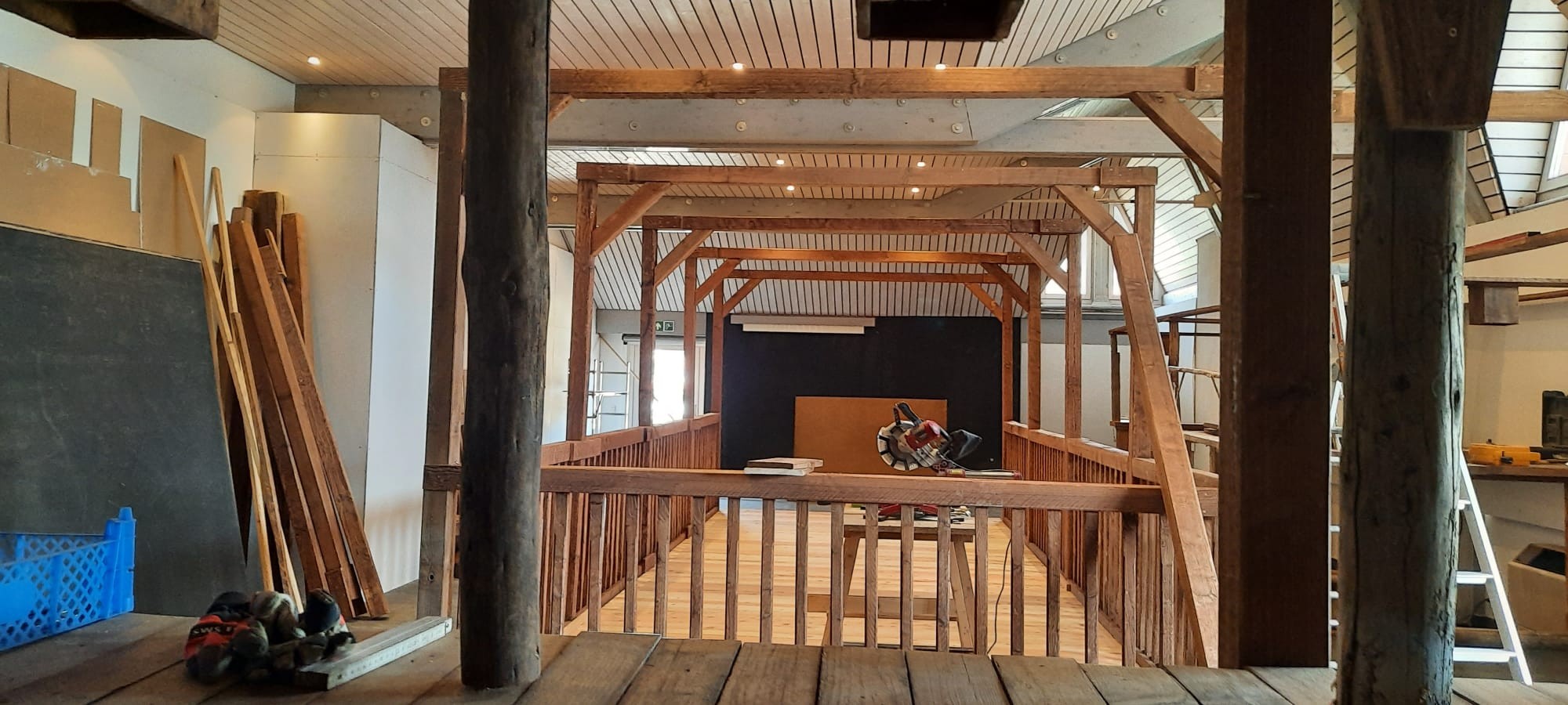 Aufbau Waldpeter im Konferenzraum des Haus des Gastes
