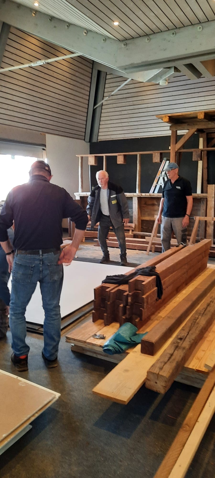 Aufbauarbeiten im Konferenzraum des Haus des Gastes