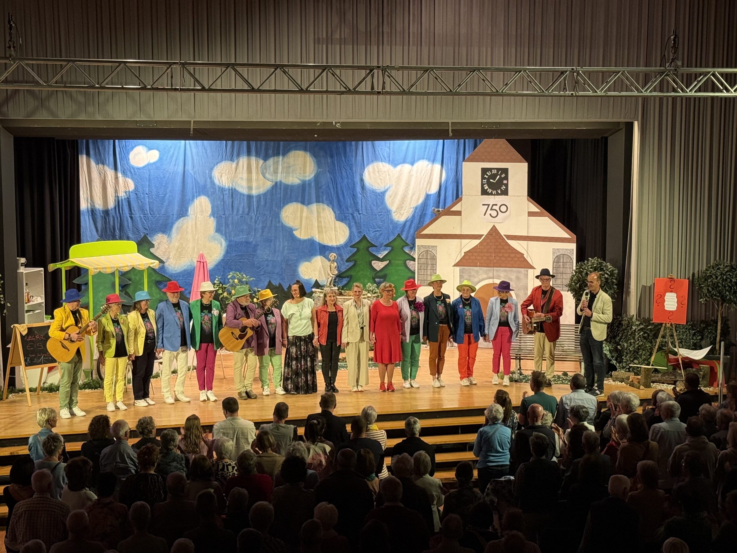 image00009 Schauspielerinnen, der Schonacher Chor "So Schee" und Regisseurin auf der Bühne
