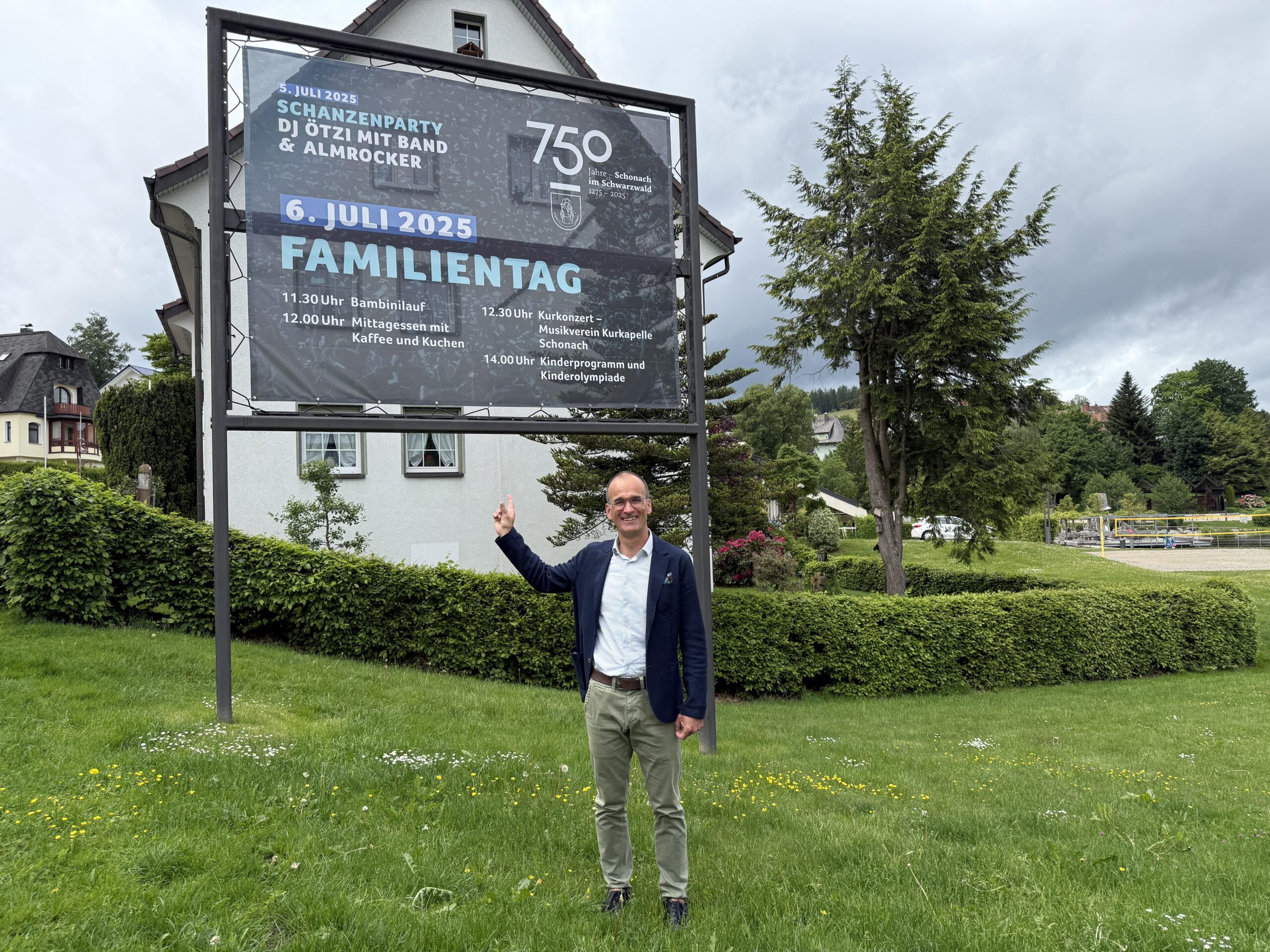Im Rahmen des 750-jährigen Jubiläums lädt die Gemeinde Schonach alle Bürgerinnen und Bürger sowie Gäste aus Nah und Fern herzlich zum großen Jubiläumswochenende am 5. und 6. Juli 2025 an der Langenwaldschanze ein. Zwei Tage lang wird dort gefeiert – mit Musik, Unterhaltung, kulinarischen Genüssen und einem bunten Programm für die ganze Familie. Der Festauftakt beginnt am Samstagabend, 5. Juli, mit einer stimmungsvollen Schanzenparty. Ab 19:30 Uhr sorgt kein Geringerer als DJ Ötzi mit Band sowie die Almrocker für beste Partystimmung vor einmaliger Kulisse. Der Einlass beginnt bereits um 18:00 Uhr. Für alle Feierfreudigen gilt: Die letzten Eintrittskarten sind aktuell noch zum Preis von 10 € im Rathaus Schonach erhältlich. Eine Abendkasse ist nicht vorgesehen, daher wird empfohlen, sich frühzeitig Karten zu sichern. Auch für das leibliche Wohl ist bestens gesorgt: Die Metzgerei Reichenbach verwöhnt die Besucherinnen und Besucher mit herzhaften Speisen, während die örtlichen Vereine mit einem umfangreichen Getränkeangebot aufwarten. Gemeinsam möchten alle Beteiligten den Auftakt des Jubiläumswochenendes zu einem besonderen Erlebnis machen. Am darauffolgenden Sonntag, 6. Juli, geht das Jubiläumsfest in die zweite Runde – dieses Mal ganz im Zeichen von Familie, Gemeinschaft und Kinderfreude. Das Familienfest an der Langenwaldschanze beginnt um 11:30 Uhr mit einem Bambinilauf und ab 14:00 Uhr startet die Kinderolympiade, bei der Spiel, Sport und Spaß im Vordergrund stehen. im Laufe des Tages erwartet die kleinen Besucherinnen und Besucher ein vielseitiges und unterhaltsames Programm, welches von den örtlichen Vereinen organisiert wird. Die beiden ortsansässigen Kindergärten bieten kreative Bastelangebote sowie Kinderschminken an. So ist für abwechslungsreiche Unterhaltung bei den jüngsten Festbesuchern gesorgt. Für die Teilnahme am Bambinilauf und der Kinderolympiade erhalten die Kinder jeweils ein kleines Präsent der Gemeinde Schonach. Musikalisch wird das Familienfest vom Musikverein Kurkapelle Schonach begleitet, der ab 12:30 Uhr für die passende musikalische Umrahmung sorgt. Auch kulinarisch bleibt kein Wunsch offen: Die Metzgerei Reichenbach bietet erneut warme Speisen an, dazu servieren die Schonacher Vereine Getränke, Kaffee und Kuchen. Bürgermeister Jörg Frey blickt mit großer Vorfreude auf das bevorstehende Festwochenende: „750 Jahre Schonach – das ist ein Meilenstein in der Geschichte unserer Gemeinde. Ich freue mich, dieses besondere Jubiläum gemeinsam mit Ihnen allen feiern zu dürfen. Es erwartet Sie ein Fest voller Begegnungen, Freude und Gemeinschaft. Kommen Sie zur Langenwaldschanze und feiern Sie mit!“ Alle weiteren Informationen rund um das Jubiläumswochenende finden Interessierte auf der Jubiläumsseite unter www.750jahreschonach.de oder direkt im Rathaus.