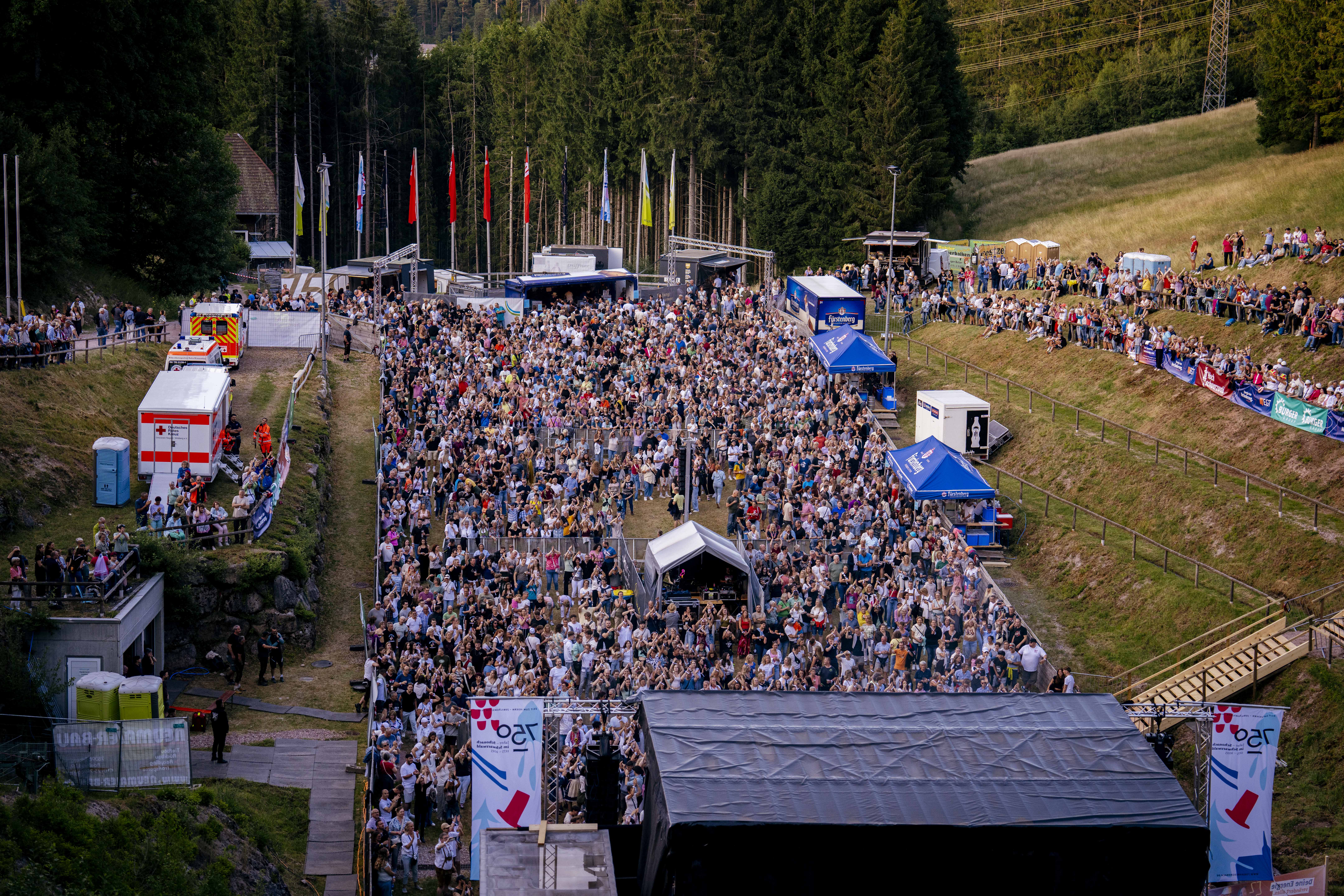 DSC02034-min Landenwaldschanze mit Festbesuchern
