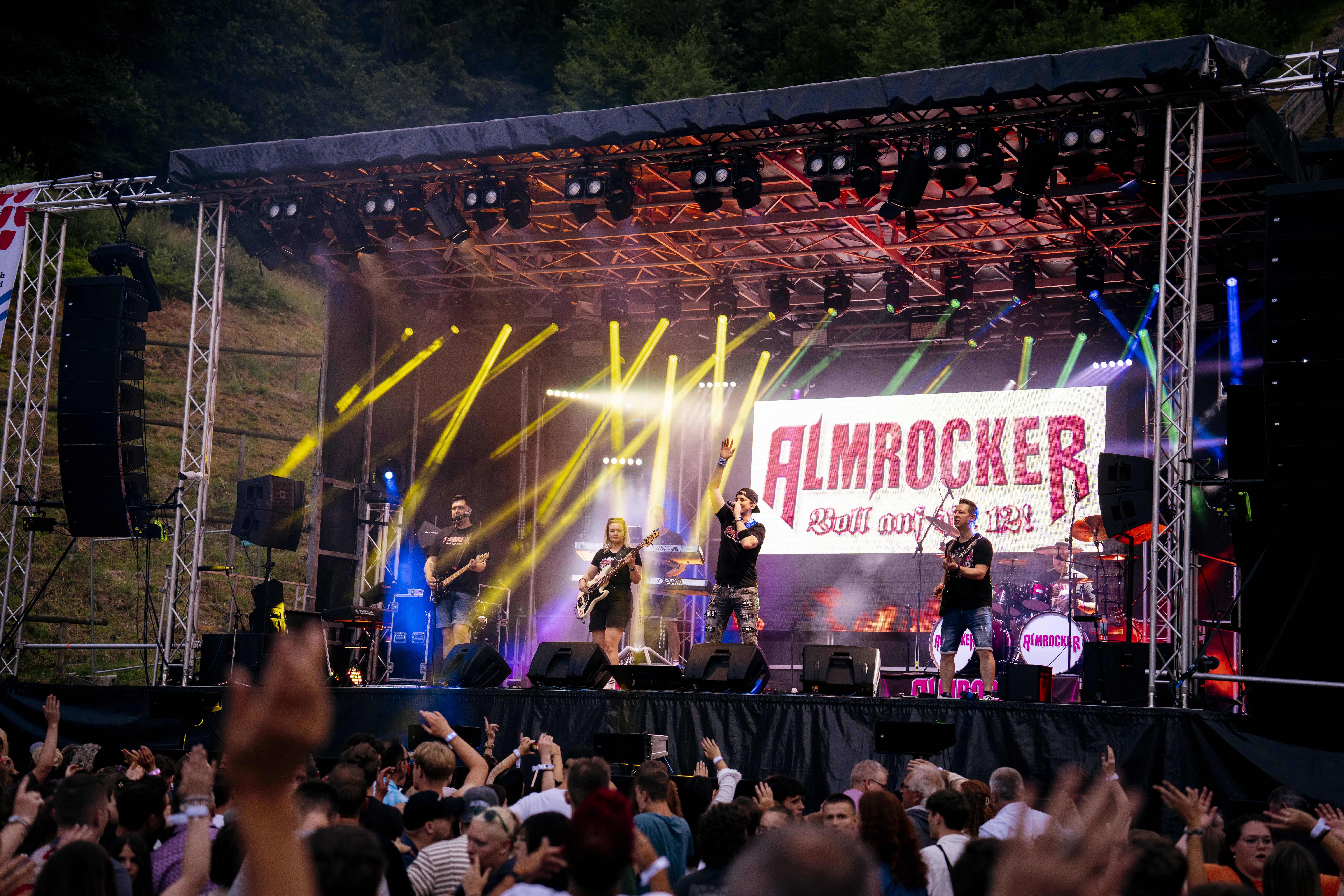 DSC02100-min Almrocker auf der Bühne