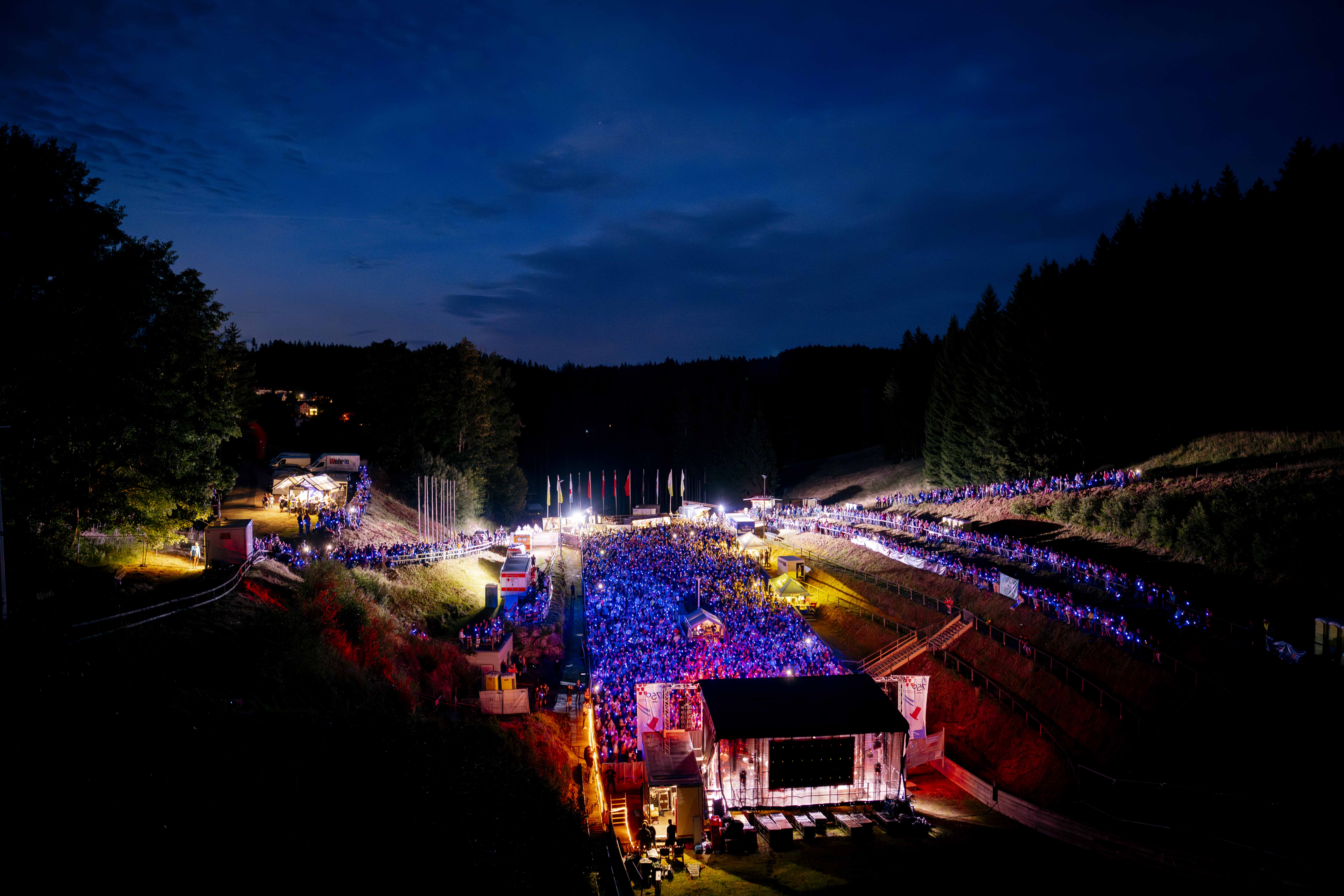 DSC02348-min Langenwaldschanze bei Nacht mit Festbesuchern