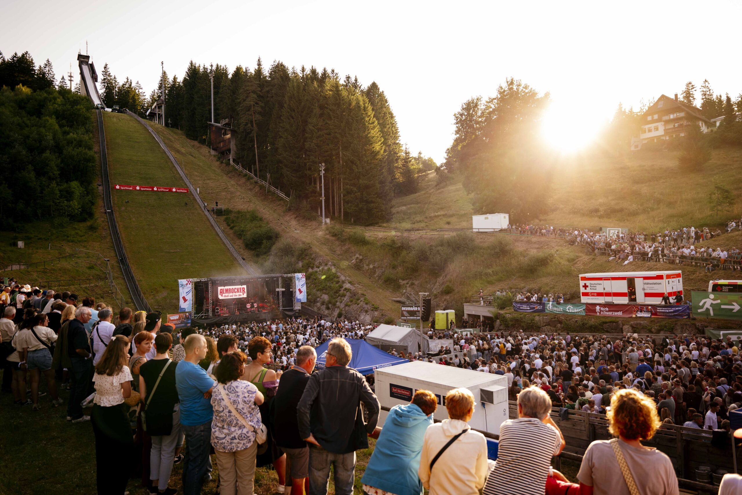 L1020536-min Langenwaldschanze bei Sonnernuntergang mit Festbesuchern