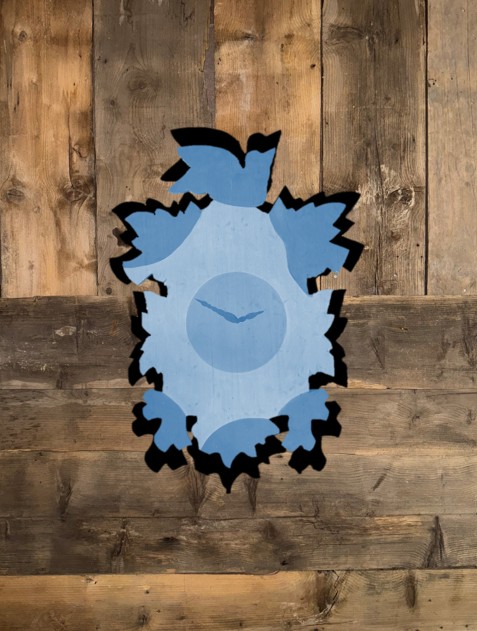 Was zum Kuckuck Bild Blaue Kuckucksuhr vor Holzwand
