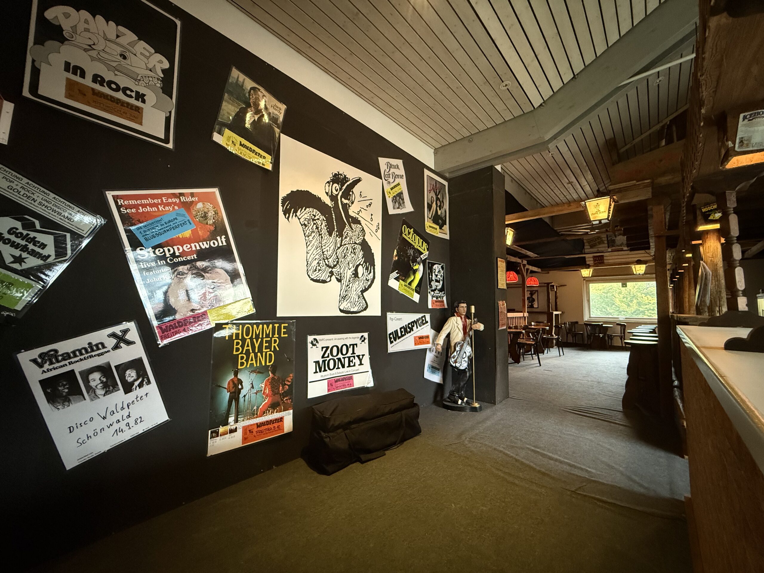 Wand mit vielen bunten Plakaten